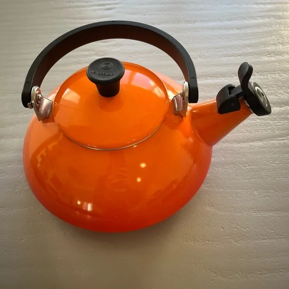 Le Creuset Flame Orange Zen Whistling Tea Kettle 1.6QT Enamel on Steel - Picture 2 of 10